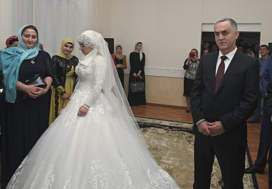 زواج مراهقة من ضابط شرطة تحت تهديدها بالخطف يثير موجة غضب صورة رقم 5 زواج مراهقة من ضابط شرطة تحت تهديدها بالخطف يثير موجة غضب صورة رقم 5