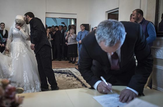 زواج مراهقة من ضابط شرطة تحت تهديدها بالخطف يثير موجة غضب صورة رقم 6 زواج مراهقة من ضابط شرطة تحت تهديدها بالخطف يثير موجة غضب صورة رقم 6