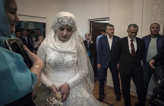 زواج مراهقة من ضابط شرطة تحت تهديدها بالخطف يثير موجة غضب صورة رقم 7 زواج مراهقة من ضابط شرطة تحت تهديدها بالخطف يثير موجة غضب صورة رقم 7