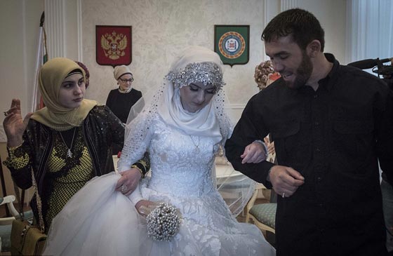 زواج مراهقة من ضابط شرطة تحت تهديدها بالخطف يثير موجة غضب صورة رقم 10 زواج مراهقة من ضابط شرطة تحت تهديدها بالخطف يثير موجة غضب صورة رقم 10