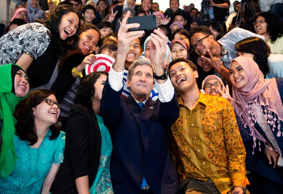 بالصور.. سيلفي وزعيم بلادي خلفي! صورة رقم 7