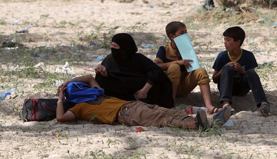 بالصور.. عراقيون يفرون من جحيم داعش في الانبار الى نعيم التشرد  صورة رقم 5