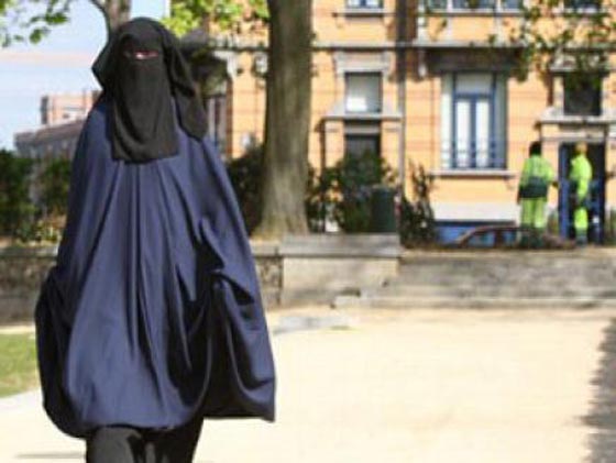 هولندا تحظر النقاب في المؤسسات الحكومية ووسائط النقل العامة صورة رقم 1