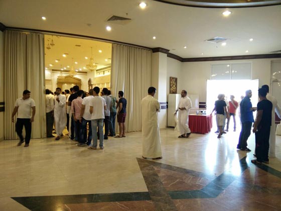 21 قتيلا في تفجير انتحاري داخل مسجد بالسعودية وداعش يتبنى العملية صورة رقم 2