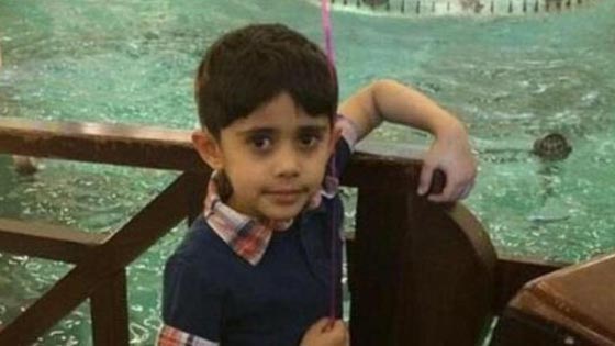 طفل يلفظ انفاسه الاخيرة بين احضان والده تحت قبة المسجد صورة رقم 1