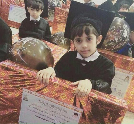 طفل يلفظ انفاسه الاخيرة بين احضان والده تحت قبة المسجد صورة رقم 2