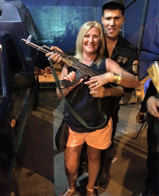 الداخلية المصرية تحقق في صور فاحشة لضباط أمن مع سائحة.. شاهد صورة رقم 1 الداخلية المصرية تحقق في صور فاحشة لضباط أمن مع سائحة.. شاهد صورة رقم 1