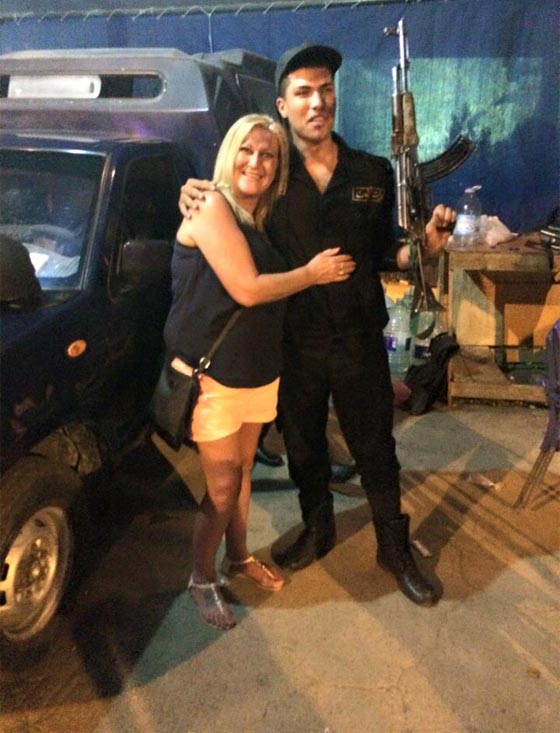 الداخلية المصرية تحقق في صور فاحشة لضباط أمن مع سائحة.. شاهد صورة رقم 4 الداخلية المصرية تحقق في صور فاحشة لضباط أمن مع سائحة.. شاهد صورة رقم 4