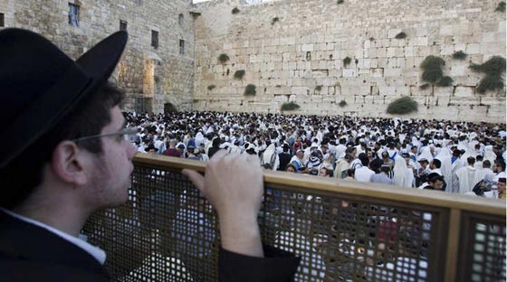 بالصور.. الطقوس الدينية والحجيج لاتباع الديانات المختلفة حول العالم صورة رقم 16