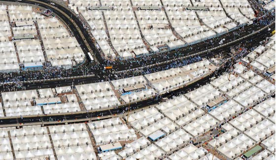 بالصور.. الطقوس الدينية والحجيج لاتباع الديانات المختلفة حول العالم صورة رقم 11