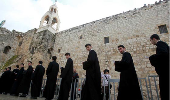 بالصور.. الطقوس الدينية والحجيج لاتباع الديانات المختلفة حول العالم صورة رقم 25