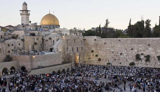 بالصور.. الطقوس الدينية والحجيج لاتباع الديانات المختلفة حول العالم صورة رقم 15