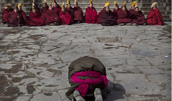 بالصور.. الطقوس الدينية والحجيج لاتباع الديانات المختلفة حول العالم صورة رقم 4