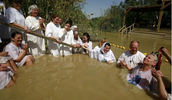 بالصور.. الطقوس الدينية والحجيج لاتباع الديانات المختلفة حول العالم صورة رقم 35