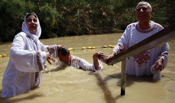 بالصور.. الطقوس الدينية والحجيج لاتباع الديانات المختلفة حول العالم صورة رقم 33