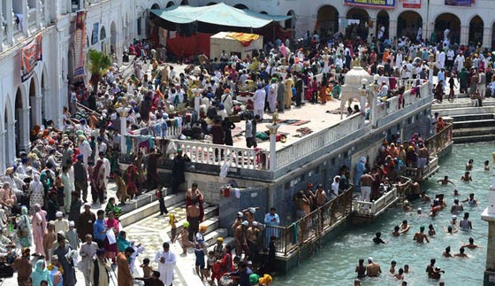 بالصور.. الطقوس الدينية والحجيج لاتباع الديانات المختلفة حول العالم صورة رقم 23