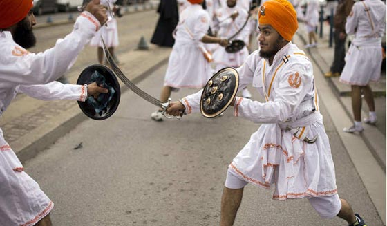 بالصور.. الطقوس الدينية والحجيج لاتباع الديانات المختلفة حول العالم صورة رقم 24