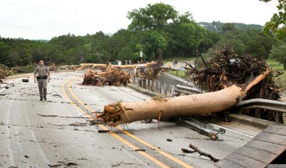 فيديو.. فيضانات تكساس تخلف قتيلا وعشرات المفقودين ودمار هائل صورة رقم 2