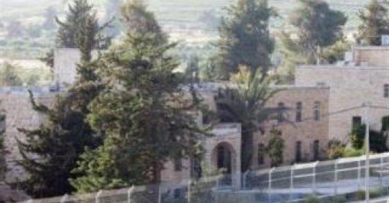 مخيم العروب يتلوى بين فكي مليونير يهودي.. واسرائيل تريد بناء مستوطنة على اراضيه!! صورة رقم 4