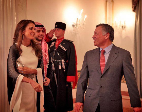 الملك الاردني يروي تفاصيل تعرفه على زوجته رانيا  وكيفية عرضه الارتباط بها صورة رقم 16