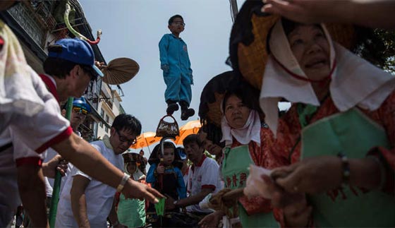 هونغ كونغ  تحتفل بآلهة البحر وتحيي اسطورة الريح والبحارة الصينيين صورة رقم 13