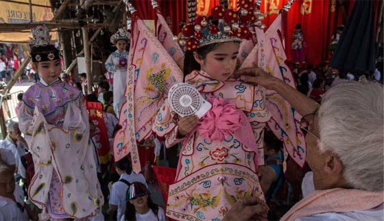 هونغ كونغ  تحتفل بآلهة البحر وتحيي اسطورة الريح والبحارة الصينيين صورة رقم 10