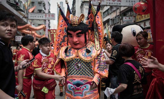 هونغ كونغ  تحتفل بآلهة البحر وتحيي اسطورة الريح والبحارة الصينيين صورة رقم 6