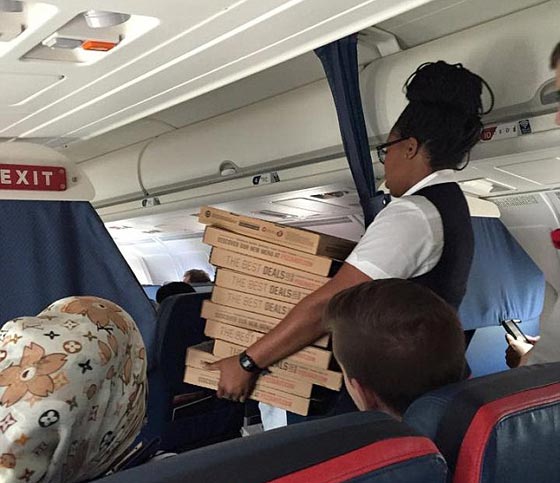 صور مهدئة للاعصاب.. طيار يوزع البيتزا على الركاب للتخفيف عنهم صورة رقم 2