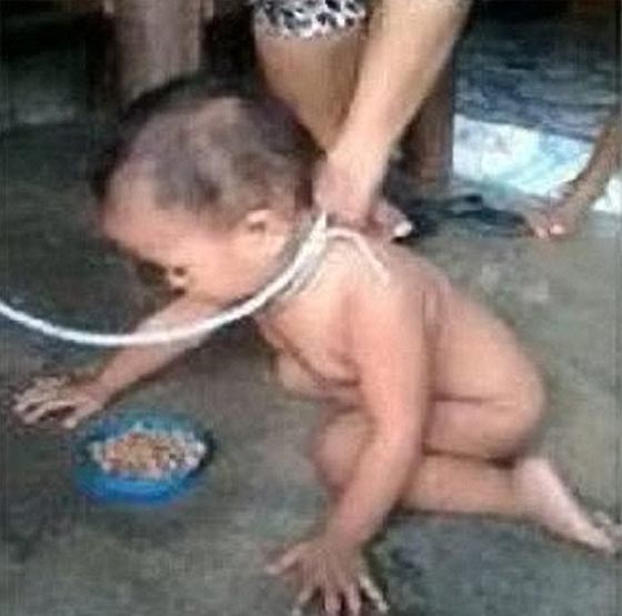 بالصور.. فلبينية تربط طفلها من عنقه وتطعمه كالكلب يثير حالة غضب  صورة رقم 2