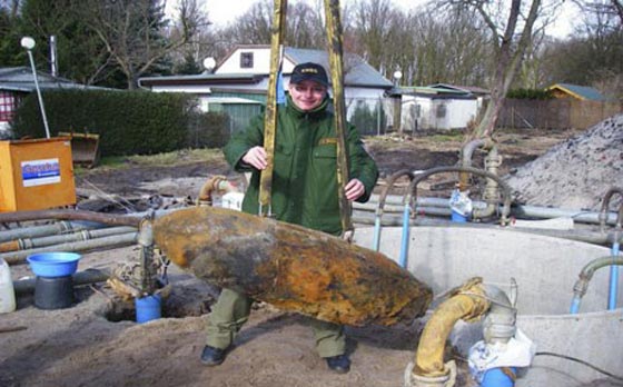 اخلاء 20 الف الماني من بيوتهم بسبب قنبلة من مخلفات الحرب العالمية صورة رقم 2