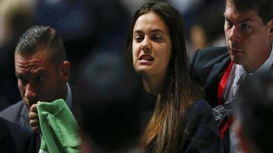 فتاة فلسطينية تقتحم خطاب بلاتر بالعلم الفلسطيني وتهتف ضد اسرائيل صورة رقم 3