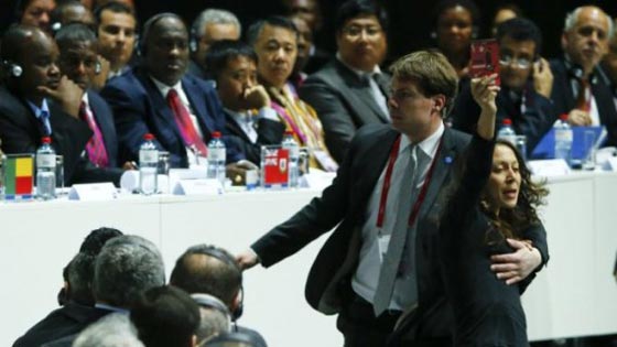 فتاة فلسطينية تقتحم خطاب بلاتر بالعلم الفلسطيني وتهتف ضد اسرائيل صورة رقم 2