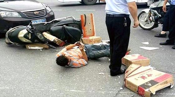 الصين.. قائد دراجة يصطدم بسيارة ومع هذا يواصل اللعب على هاتفه المحمول!! صورة رقم 1