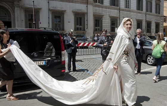 بعد امل علم الدين.. لبنانية اخرى تزج بملياردير عالمي في القفص الذهبي صورة رقم 3