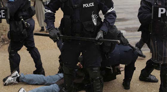 الشرطة الامريكية في صورة جديدة تفضح عنصريتها.. شاهدها واحكم بنفسك صورة رقم 2