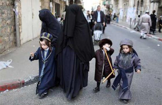 ليس في السعودية.. يهود بريطانيون يمنعون نساءهم من قيادة السيارات!! صورة رقم 1 ليس في السعودية.. يهود بريطانيون يمنعون نساءهم من قيادة السيارات!! صورة رقم 1