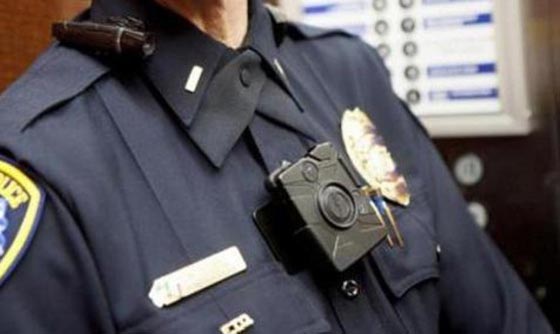 تثبيت جهاز على زي عناصر الشرطة الامريكية لرصد سلوكياتهم صورة رقم 1