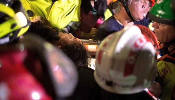 بالفيديو.. اتقاذ امرأة وطفل أحياء بعد خمسة ايام تحت الانقاض بنيبال صورة رقم 1 بالفيديو.. اتقاذ امرأة وطفل أحياء بعد خمسة ايام تحت الانقاض بنيبال صورة رقم 1