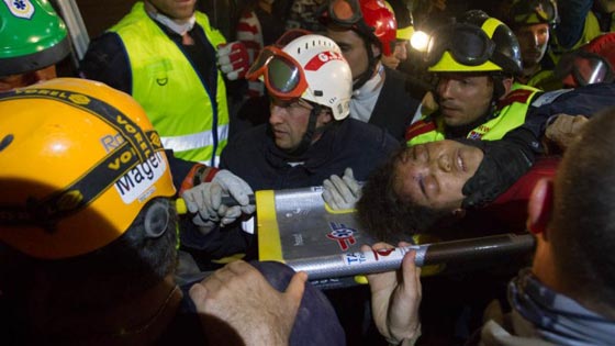 بالفيديو.. اتقاذ امرأة وطفل أحياء بعد خمسة ايام تحت الانقاض بنيبال صورة رقم 2 بالفيديو.. اتقاذ امرأة وطفل أحياء بعد خمسة ايام تحت الانقاض بنيبال صورة رقم 2