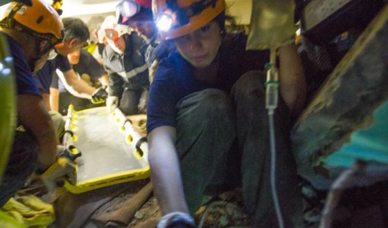 بالفيديو.. اتقاذ امرأة وطفل أحياء بعد خمسة ايام تحت الانقاض بنيبال صورة رقم 3 بالفيديو.. اتقاذ امرأة وطفل أحياء بعد خمسة ايام تحت الانقاض بنيبال صورة رقم 3