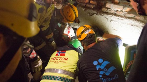 بالفيديو.. اتقاذ امرأة وطفل أحياء بعد خمسة ايام تحت الانقاض بنيبال صورة رقم 4 بالفيديو.. اتقاذ امرأة وطفل أحياء بعد خمسة ايام تحت الانقاض بنيبال صورة رقم 4