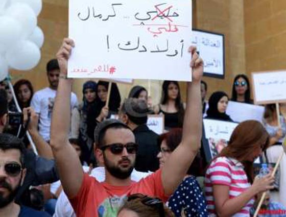 لبناني يضرب زوجته في الشارع والمرأة اللبنانية تقول: للصبر حدود صورة رقم 2 لبناني يضرب زوجته في الشارع والمرأة اللبنانية تقول: للصبر حدود صورة رقم 2