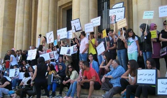 لبناني يضرب زوجته في الشارع والمرأة اللبنانية تقول: للصبر حدود صورة رقم 3 لبناني يضرب زوجته في الشارع والمرأة اللبنانية تقول: للصبر حدود صورة رقم 3