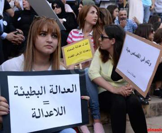 لبناني يضرب زوجته في الشارع والمرأة اللبنانية تقول: للصبر حدود صورة رقم 4 لبناني يضرب زوجته في الشارع والمرأة اللبنانية تقول: للصبر حدود صورة رقم 4