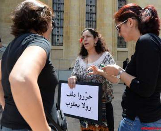 لبناني يضرب زوجته في الشارع والمرأة اللبنانية تقول: للصبر حدود صورة رقم 6 لبناني يضرب زوجته في الشارع والمرأة اللبنانية تقول: للصبر حدود صورة رقم 6