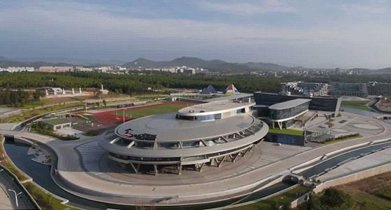 مليونير عاشق لسلسلة انتربرايز يصمم مقر شركته على شكل مركبة فضائية صورة رقم 1