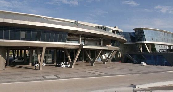 مليونير عاشق لسلسلة انتربرايز يصمم مقر شركته على شكل مركبة فضائية صورة رقم 2