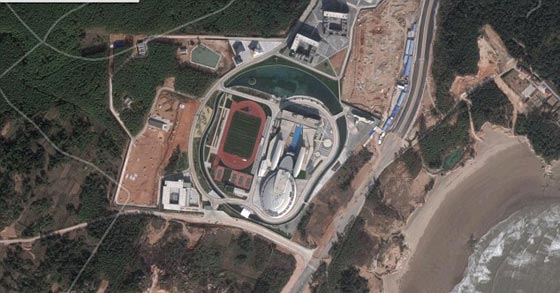 مليونير عاشق لسلسلة انتربرايز يصمم مقر شركته على شكل مركبة فضائية صورة رقم 3