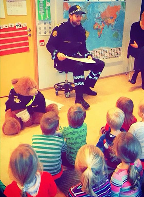 صور مضحكة: رجال شرطة مع حيوانات اليفة، يلتهمون برجر ويلهون بالثلج  صورة رقم 1