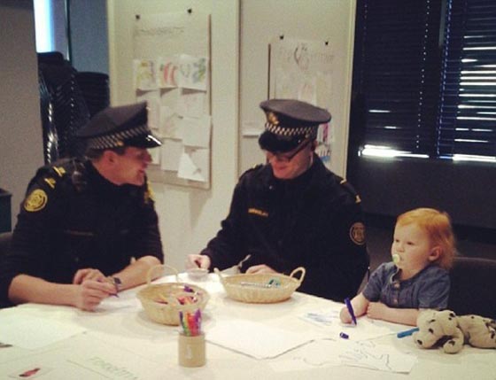 صور مضحكة: رجال شرطة مع حيوانات اليفة، يلتهمون برجر ويلهون بالثلج  صورة رقم 4